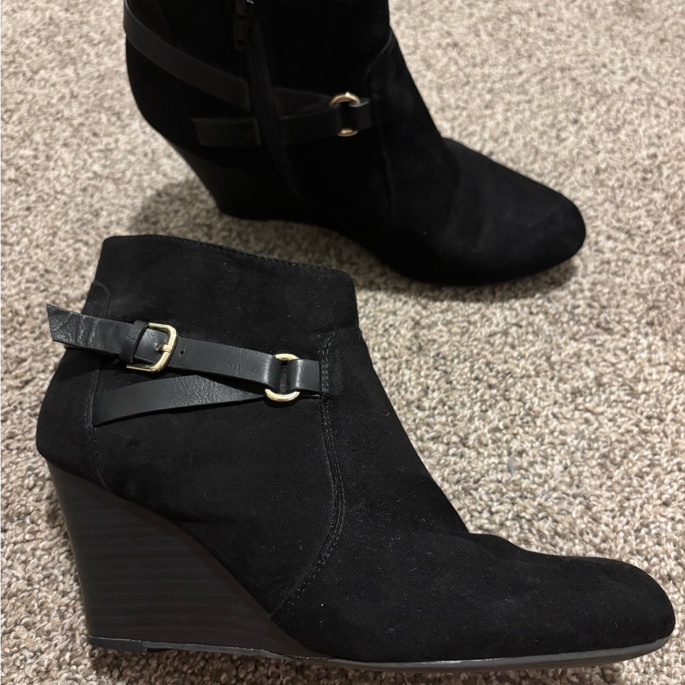 Report Galiana black suede wedge bootie